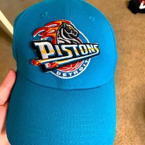 Worn few times. Adjustable. And will be washed.